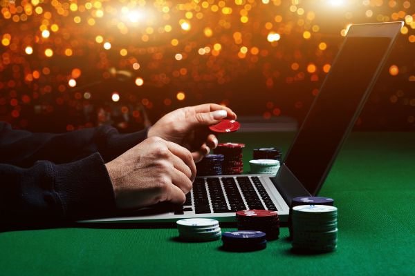 Side-by-side comparison of jepara app interface and browser view showing live blackjack table